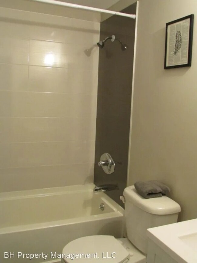 Building Photo - 76 Main St