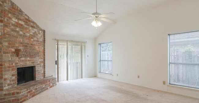 Building Photo - 10802 Sashay Dr