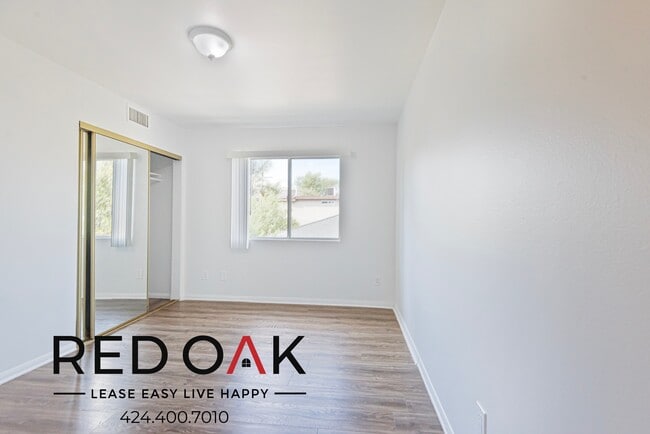 Building Photo - Lovely Three Bedroom with Sunny Windows, K...