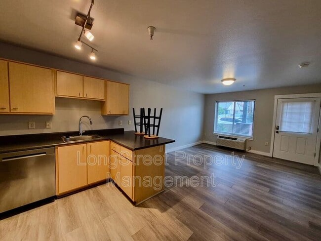 Building Photo - 9837 NE Irving St