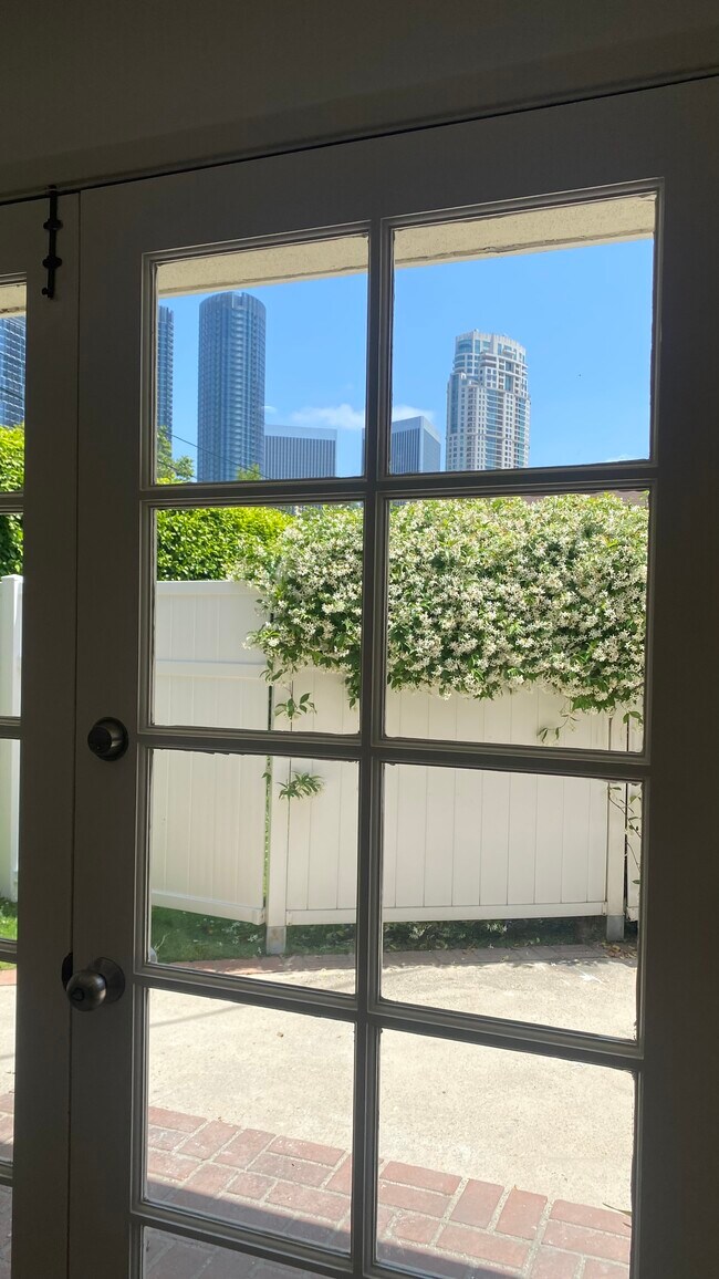 Foto del edificio - 10369 Calvin Ave