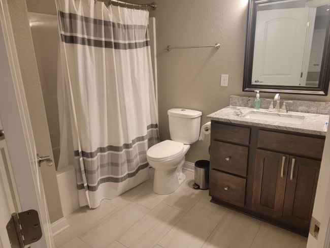 Building Photo - 605 NE Dellwood Dr