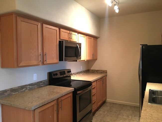 Building Photo - **$500 Off First Full Month's Rent** Overl...