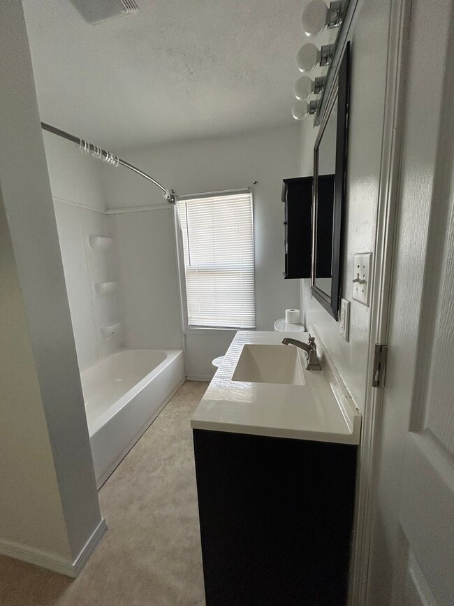 Building Photo - Freshly Painted Spacious 3 Bedroom / 2 Bat...