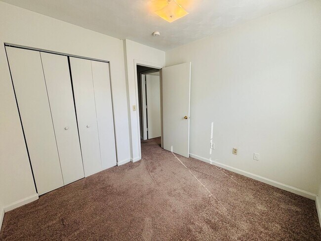 Building Photo - 4 Bedroom 2.5 half Bath Townhouse