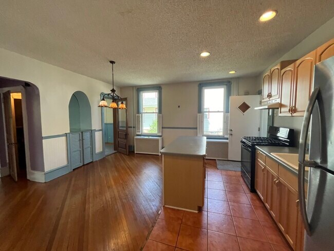 Kitchen / Dining - 205 W Maple Ave