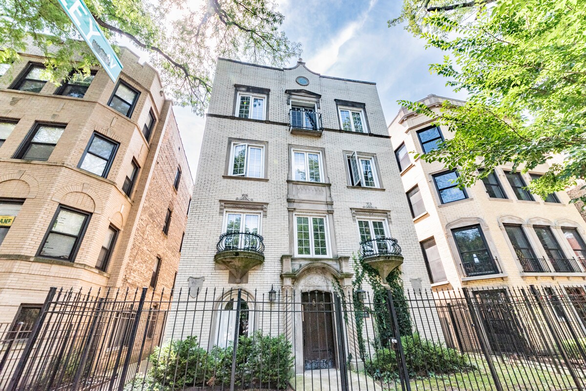Foto principal - 2029 W Jarvis Ave