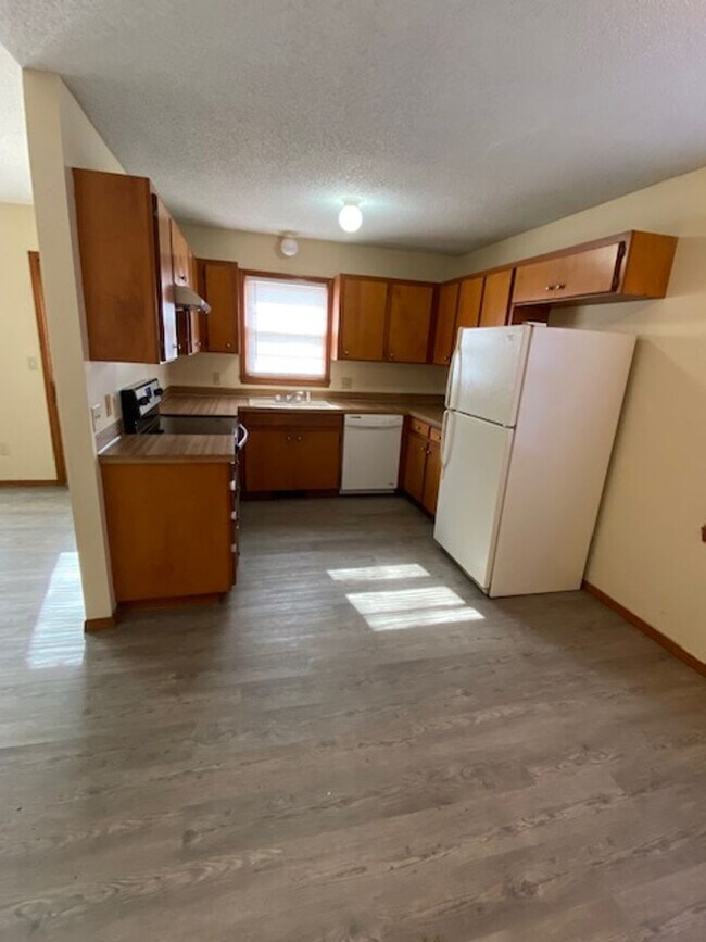 Building Photo - 3 Bed 2 Bath GREAT LOCATION!
