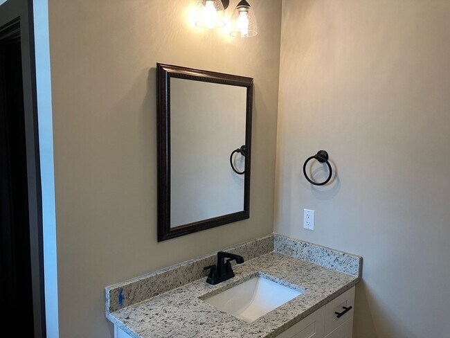 Building Photo - MOVE IN INCENTIVE*** Super Cute 2 Bedroom House in Fox Run Village