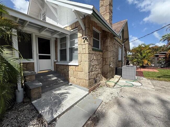 Building Photo - 5025 SW 64th Ave
