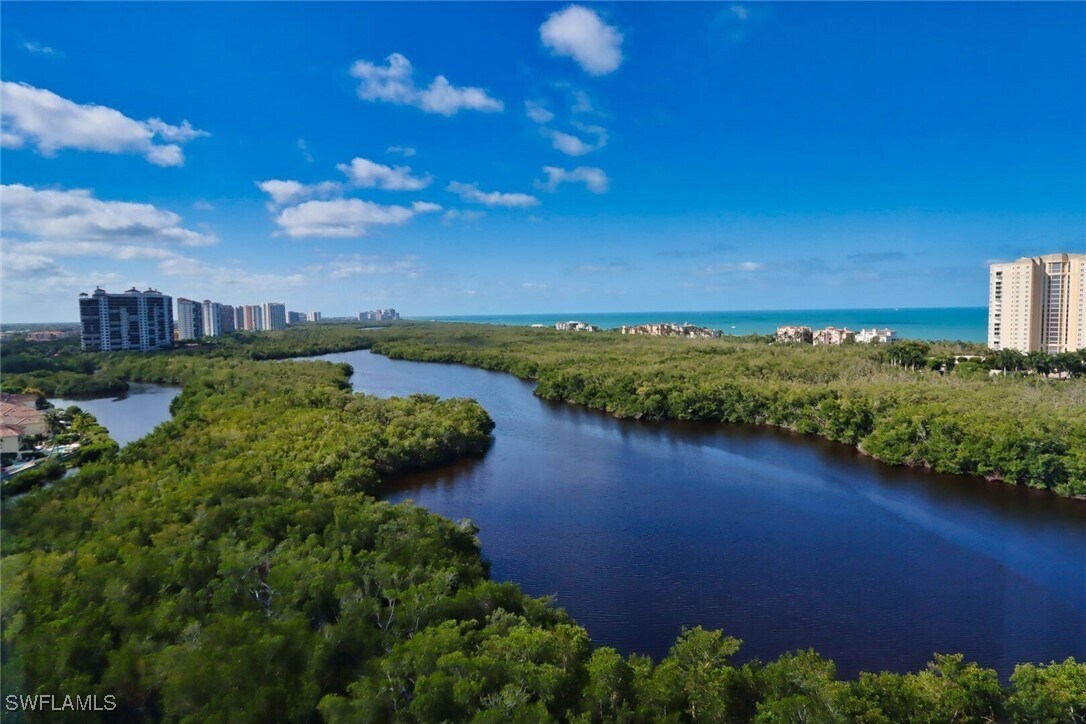 Foto del edificio - 8990 Bay Colony Dr