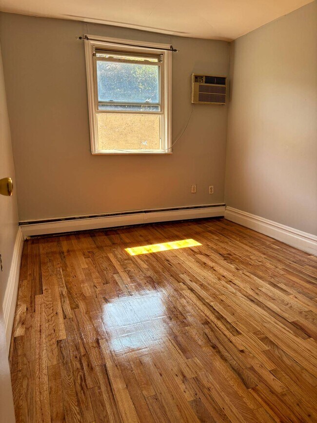 Building Photo - 1238 E 69th St