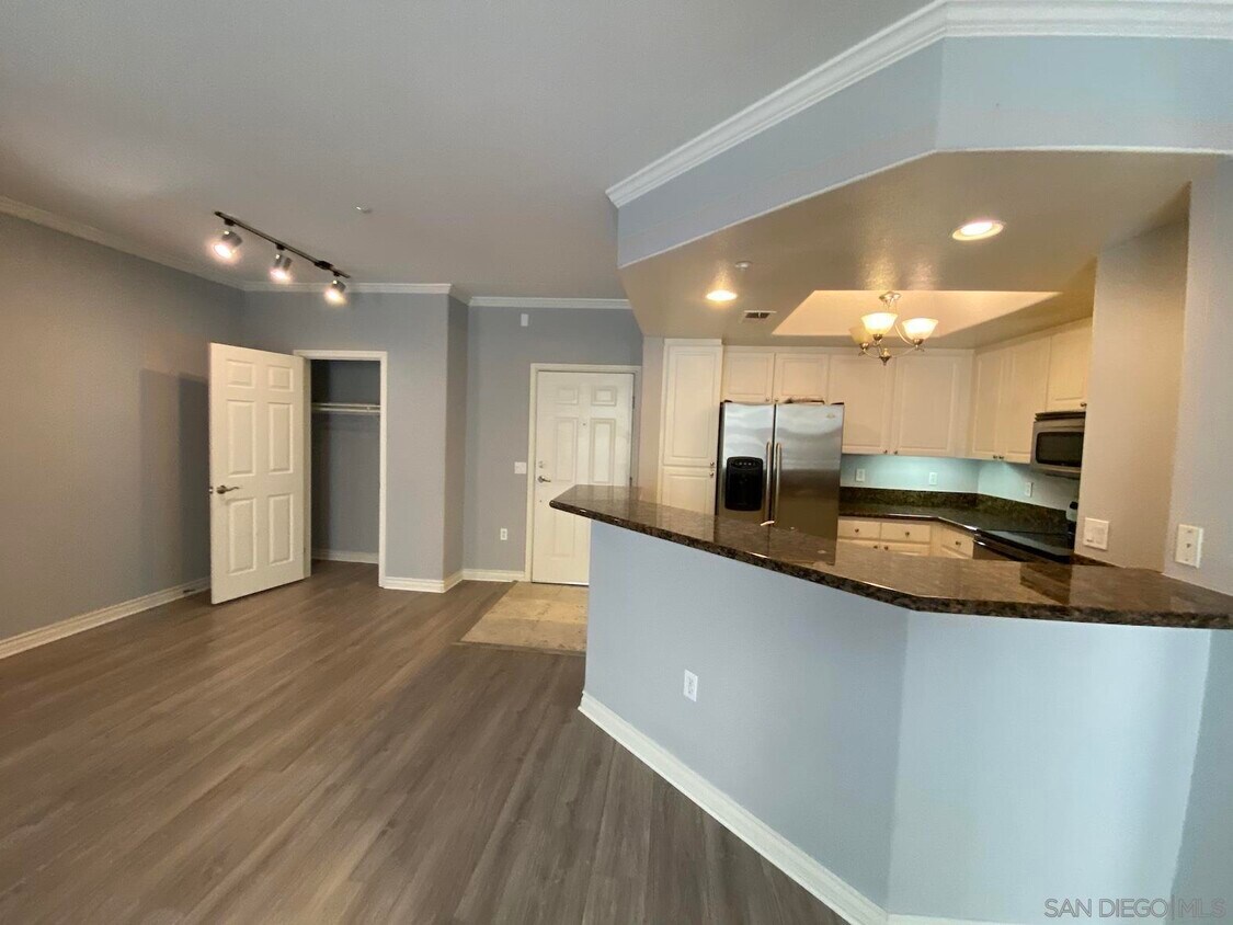 Foto principal - 9293 Regents Rd
