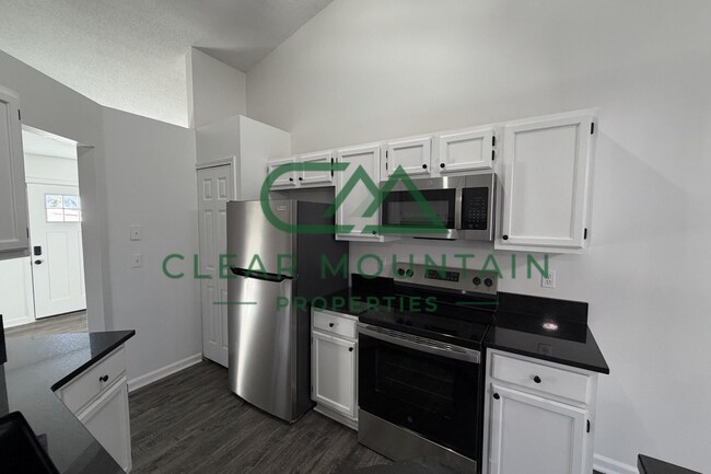 Building Photo - MOVE-IN SPECIAL! FREE RENT!