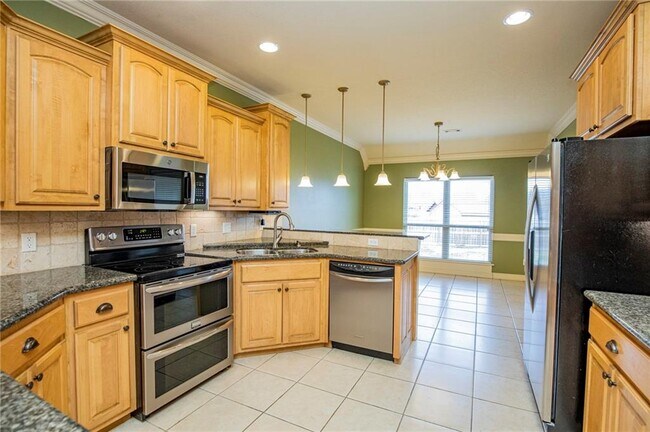 Building Photo - 2308 SW Chinquapin Ave