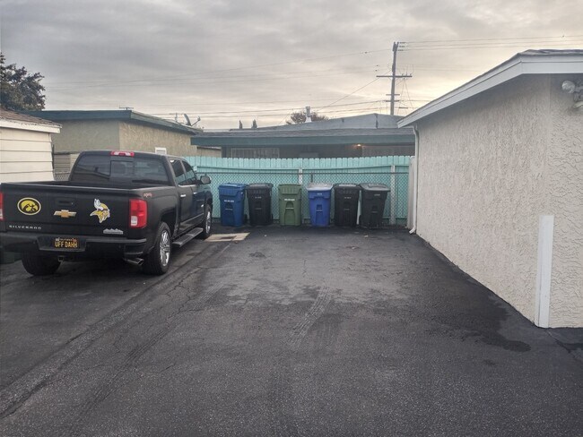 Aparcamiento - 4212 W 154th St