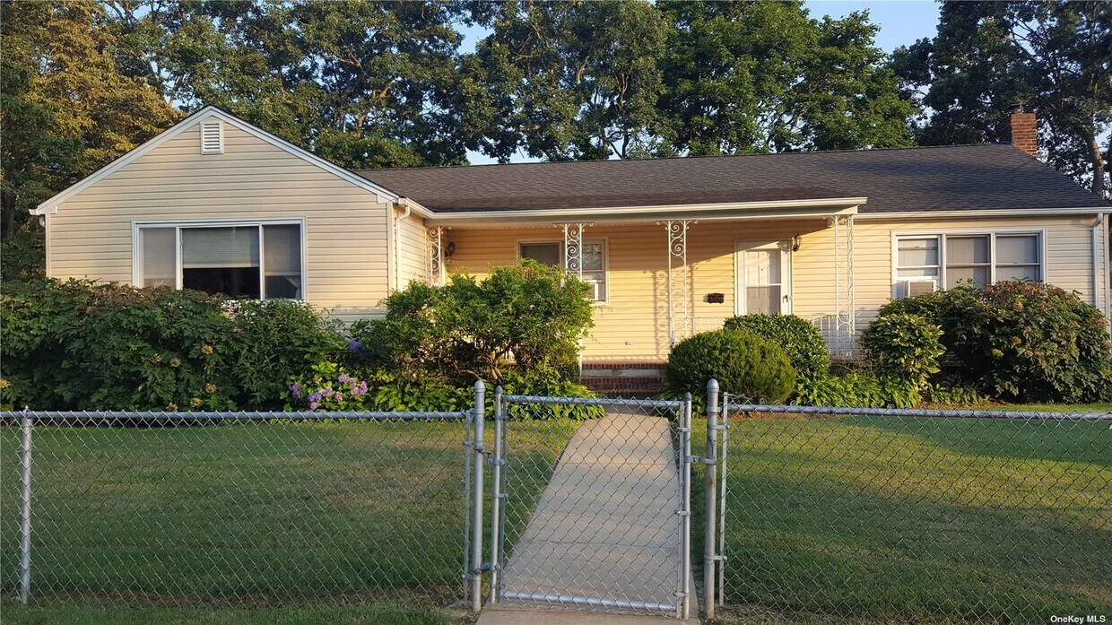 110 Central Ave, Deer Park, NY 11729 House for Rent in Deer Park, NY