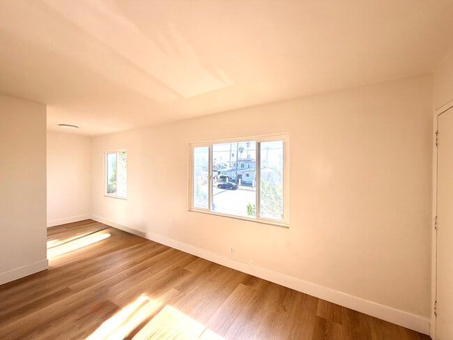 Foto del edificio - 331 E 1st St