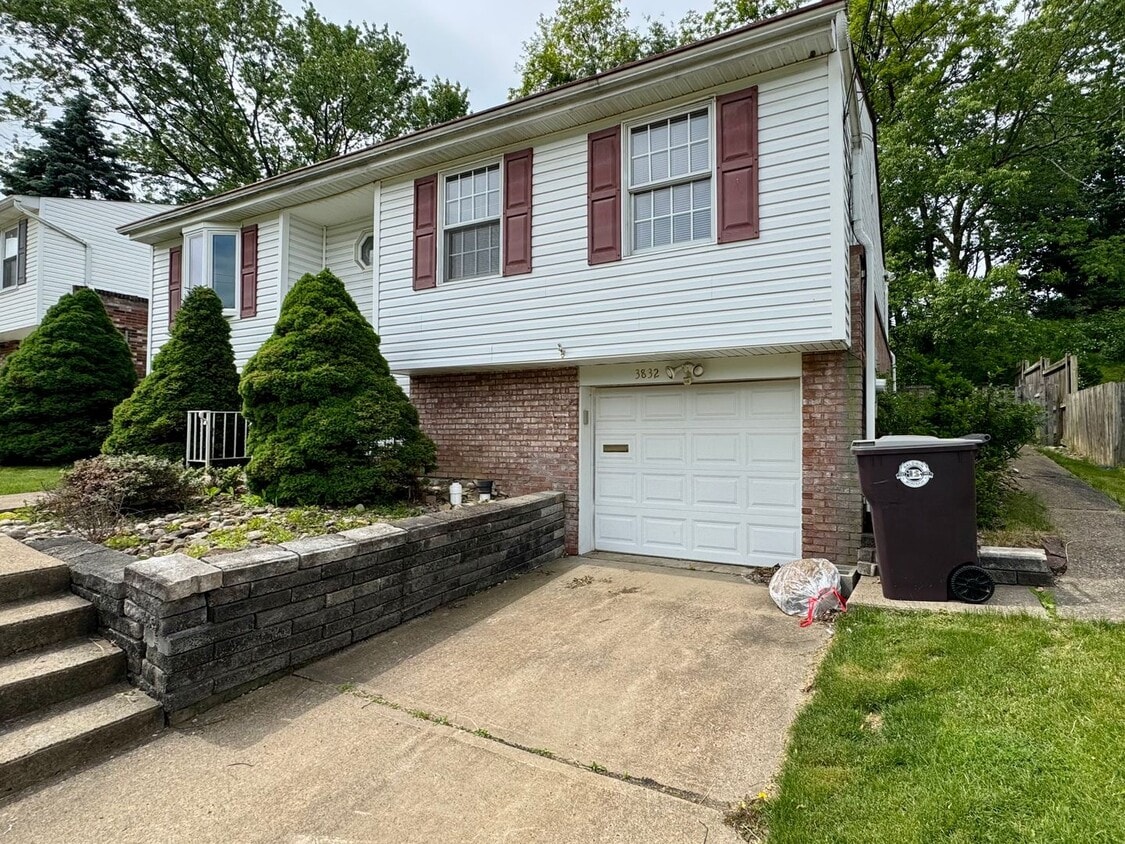 Primary Photo - Spacious Split Level 3/1.5 House in Baldwi...