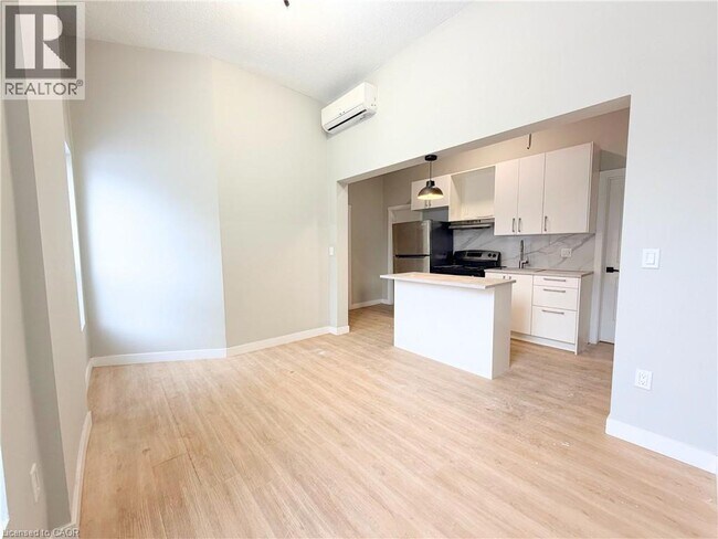 Building Photo - 117 Park St S