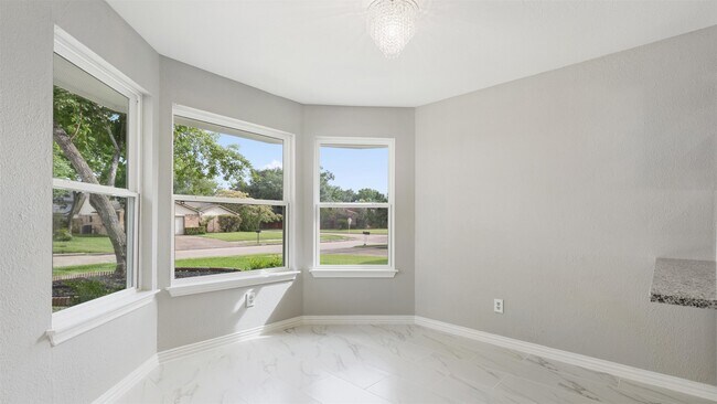 Building Photo - 4007 Green Crest Dr