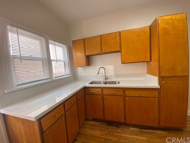 Foto del edificio - 3320 E 8th St
