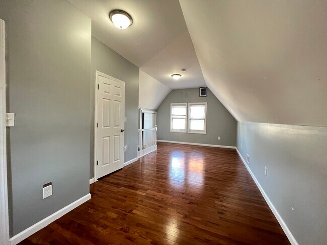 Unit 2 - 537 S Clinton St