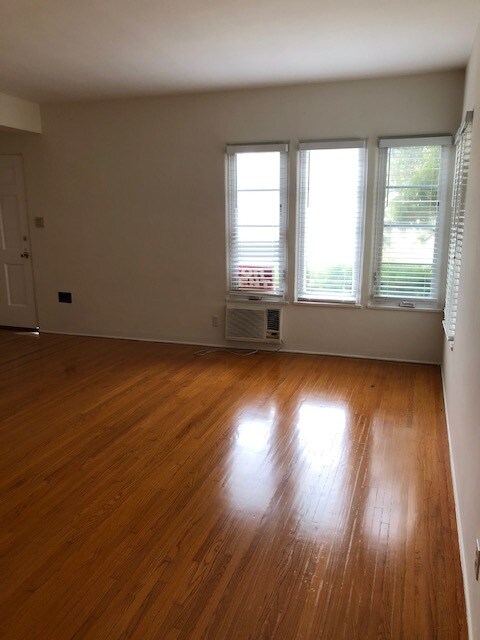 Sala de estar - 1934 Montana Ave