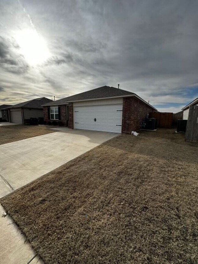 Building Photo - Open Floor Plan - Great Location - Putnam City Schools