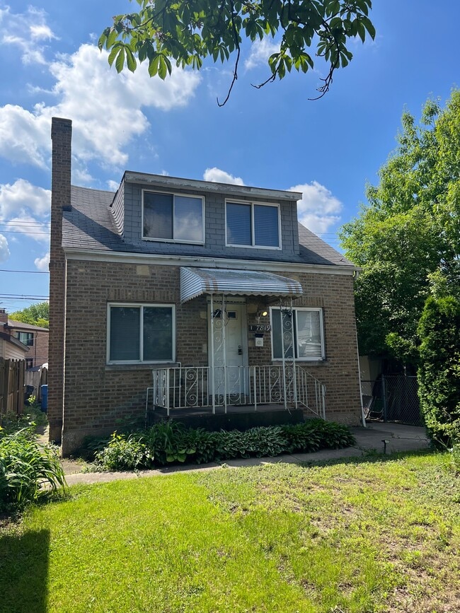 Building Photo - 7819 W Forest Preserve Ave