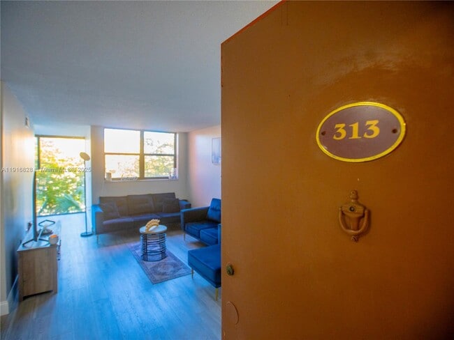 Foto del edificio - 9400 W Flagler St