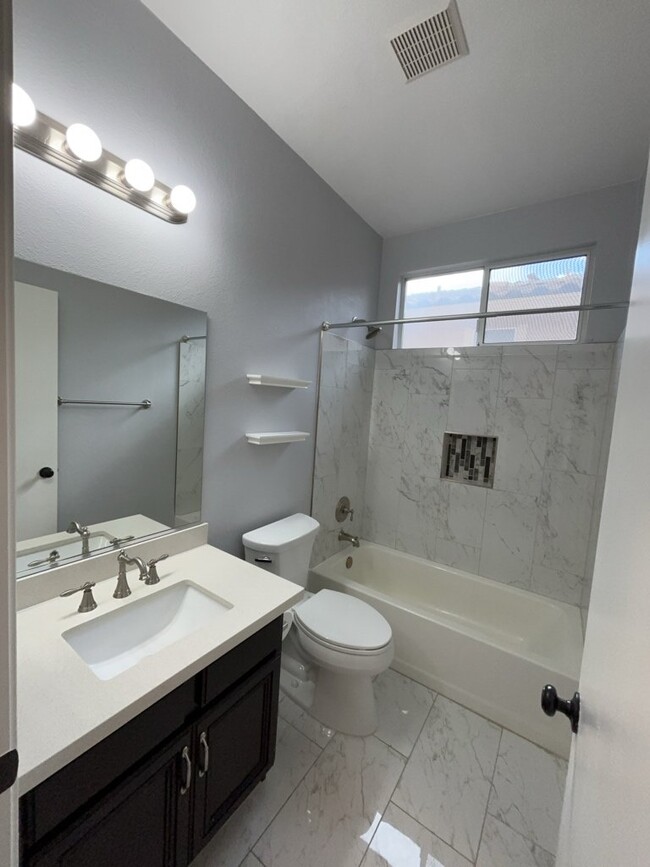 Foto del edificio - "Charming 2-Bed Oasis in Las Vegas: Modern...