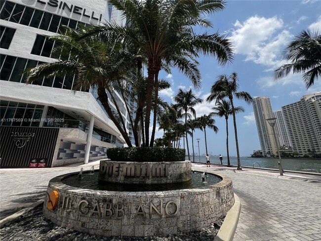 Foto del edificio - 335 S Biscayne Blvd