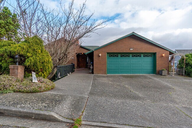 Foto del edificio - 3 Bedroom 2.5 bathroom spacious home with views of marina and downtown Oak Harbor