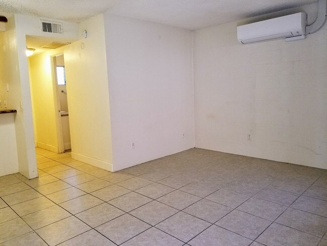 Building Photo - Studio in the Heart of Palm Desert!