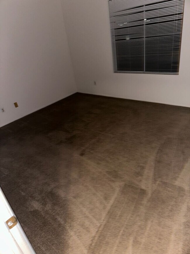Building Photo - 2 BEDROOM, BOTTOM FLOOR CONDO