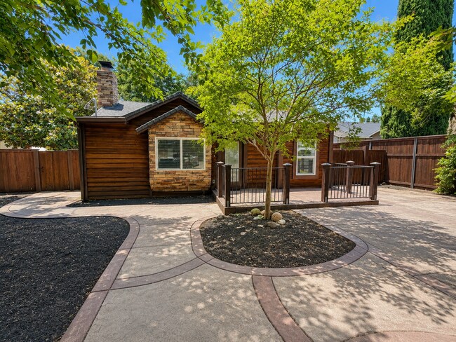 Building Photo - 2245 Ceanothus Ave