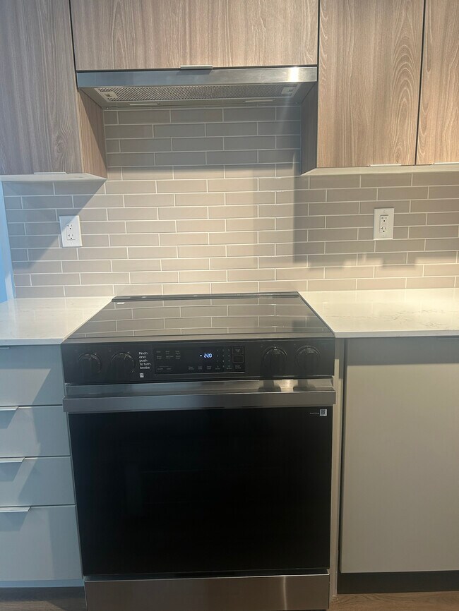 Building Photo - 1 BED - 1 BATH - BURLINGTON - CONDO