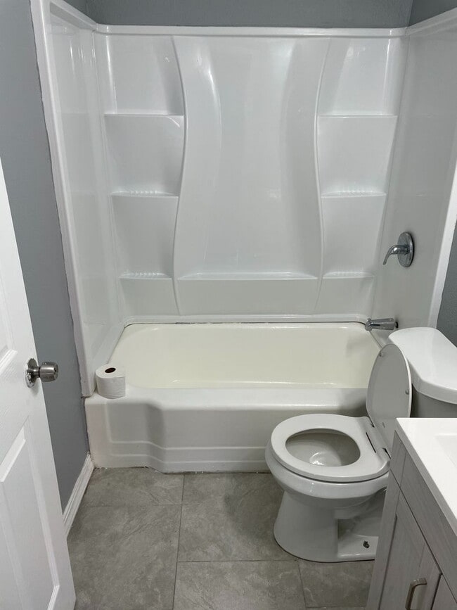 Building Photo - Remodeled Unit in Highland