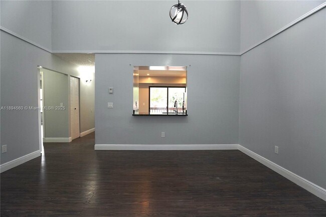 Foto del edificio - 410 Lakeview Dr E