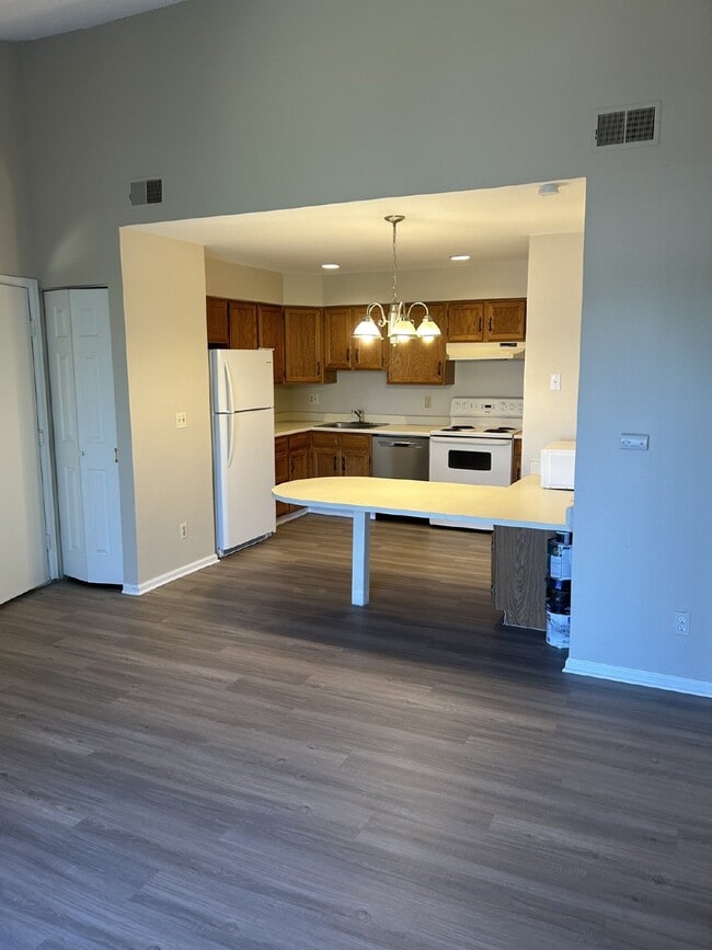 Building Photo - Charming Chestnut Condo!