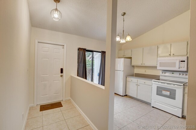 Building Photo - 499 Hardwood Pl
