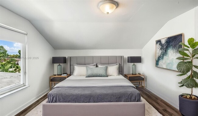 Foto del edificio - 117 E 10th St