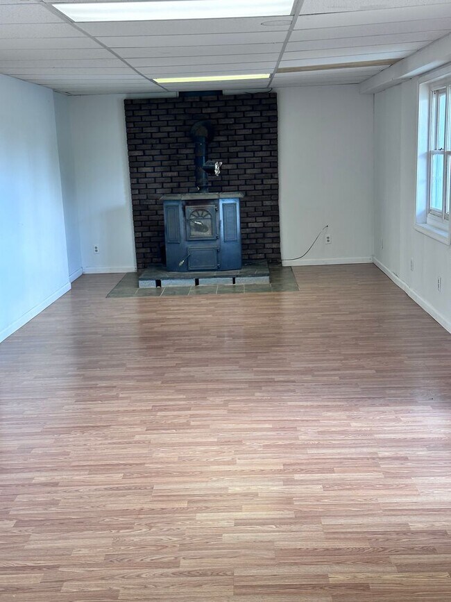 3032 W Sun Hill Rd Unit Apt C Lower Floor, Manheim, PA 17545 Room
