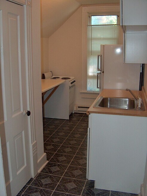 Building Photo - 718 Brown St