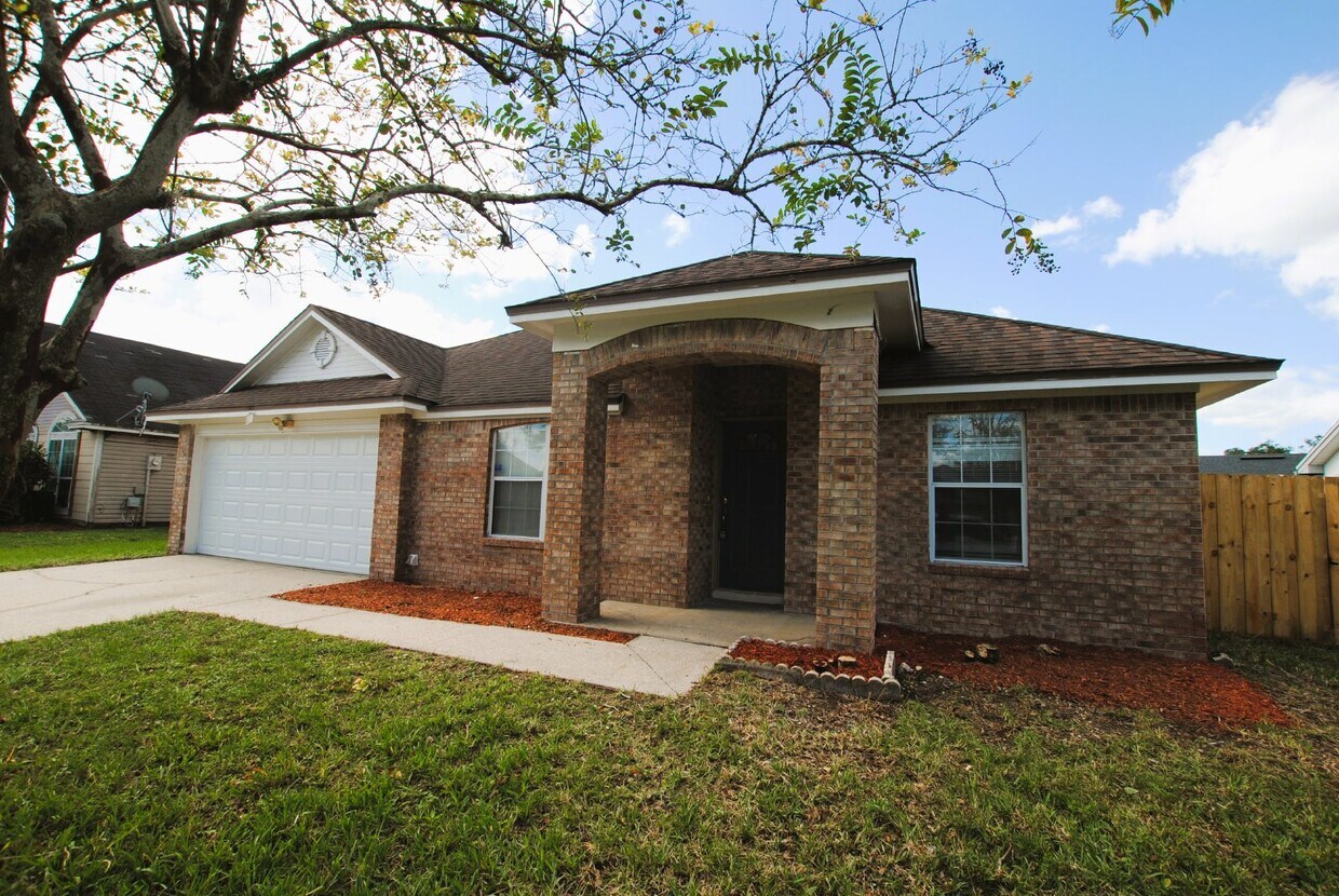 Primary Photo - "Charming 3-Bedroom Home with Spacious Liv...