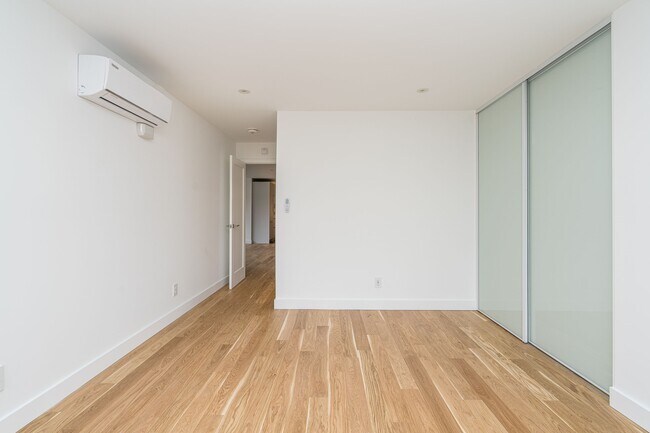 Photo du bâtiment - 240 Oriole Pkwy