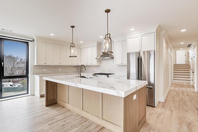 Foto del edificio - 3 bedroom in Chicago IL 60625