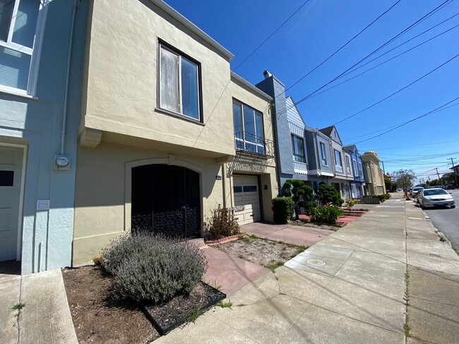 Building Photo - Large 3 Bedroom 1.5 Bath Single Family House in Central Sunset