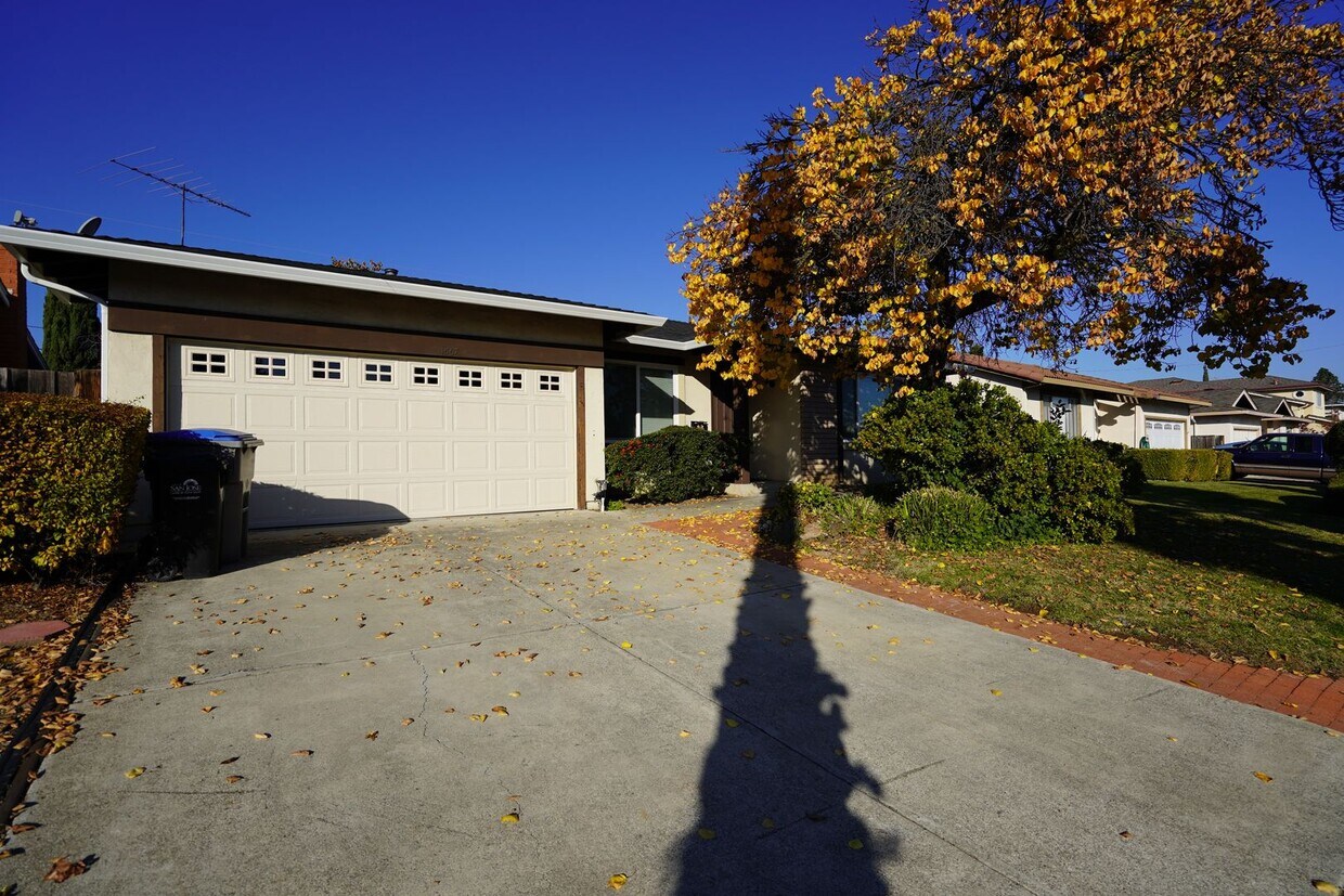 Primary Photo - Beautiful Single Family Home in Desirable ...